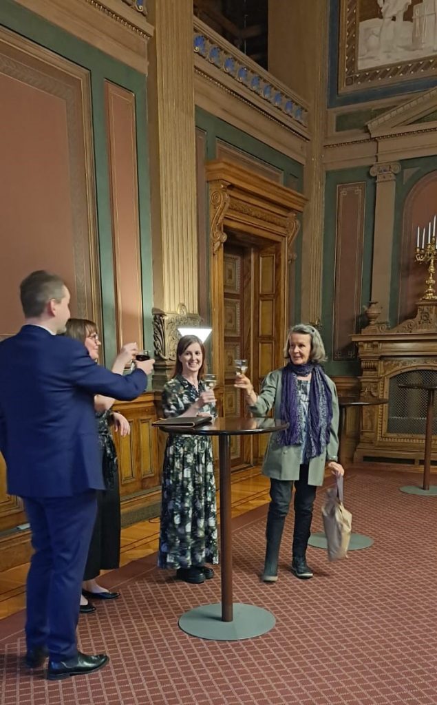 Vesiyhdistyksen kirjallisuuspalkinto myönnettiin Pirkko Kortelaiselle. Vesiyhdistyksen Anne Liljendahl, Annina Takala ja Juhani Järveläinen onnittelevat Pirkkoa.
